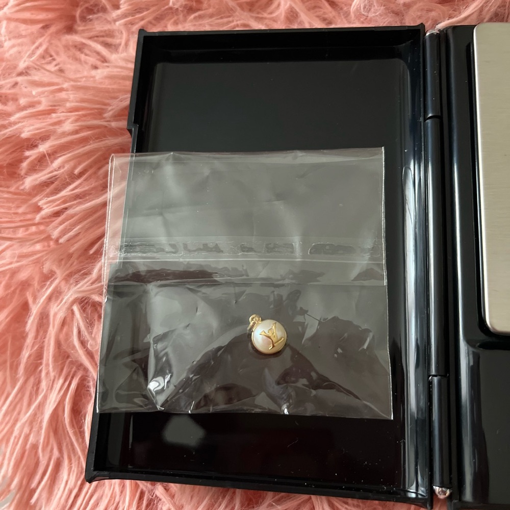 18K Gold and White Pendant Pearl
